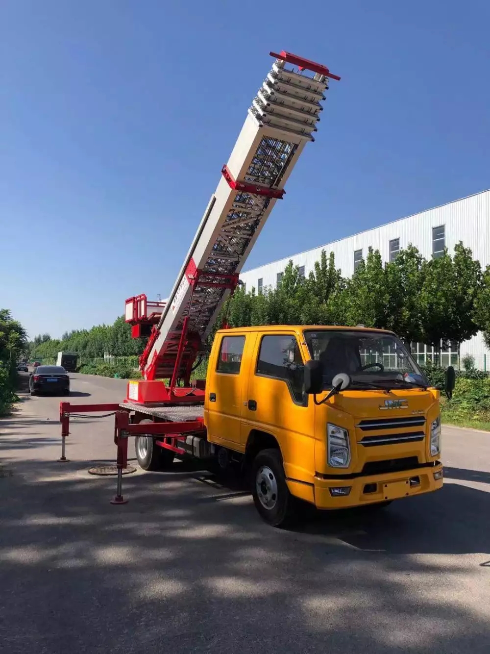 横栏镇附近的云梯车出租服务：轻松解决高空作业需求